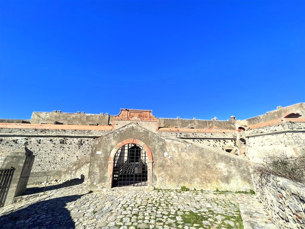 Vendita pezzo unico nel complesso monumentale di Forte Filippo a Porto Ercole.