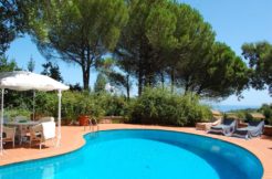 Affitto elegante villa Aurora con piscina, vista mare e parco di sughere a Porto Ercole.