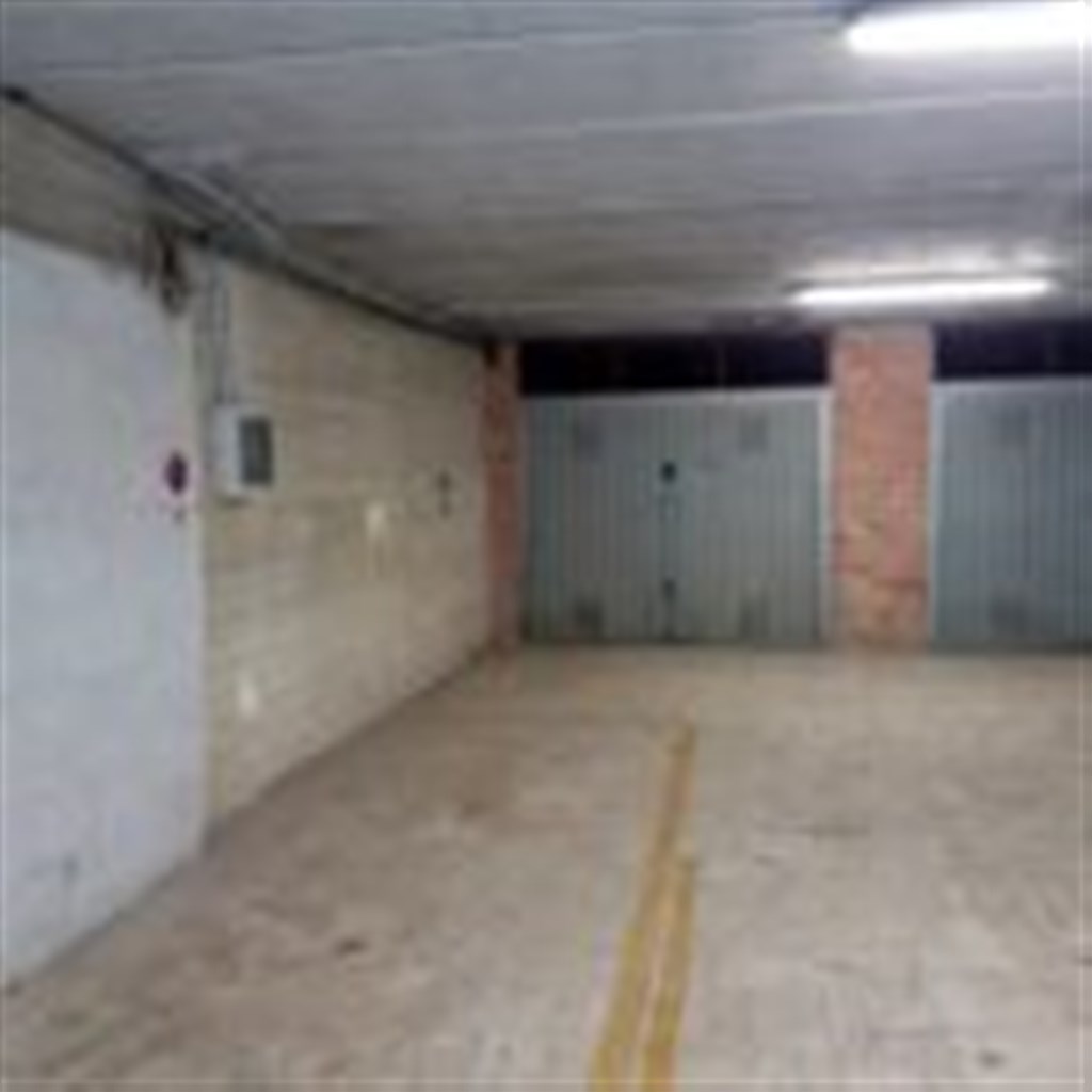 Vendita ampio garage più posto auto esterno coperto. Porto Ercole